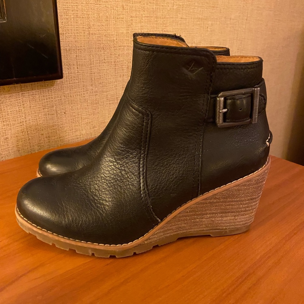 Sperry Zip side wedge bootie